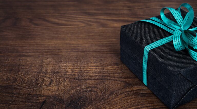 מה היית עושה אם היית מגלה שמישהו שלח לך מתנה?
