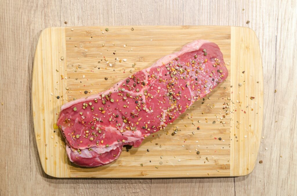 בדרך כלל ניתן לשמור בשר טרי במקרר כ-3-5 ימים, תלוי בסוג הבשר ובתנאי האחסון.