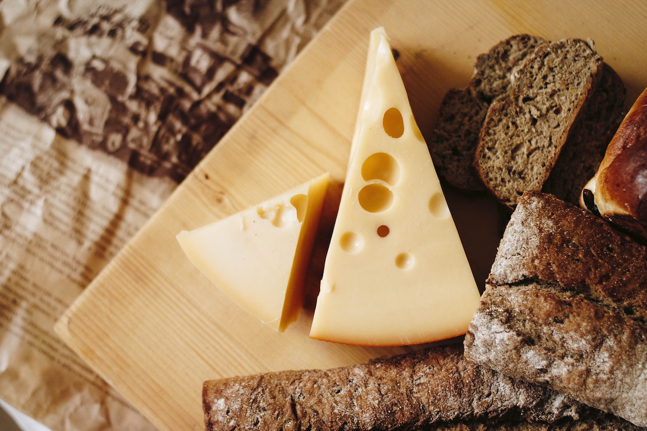 גבינה צהובה, כמו צ'דר מיושן או פרמזן, יכולה להחזיק מעמד ללא קירור למשך מספר שעות עד מספר ימים בהתאם לגבינה הספציפית ולטמפרטורה ולחות הסביבה.
