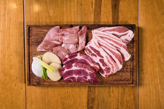 בדרך כלל יש לאחסן בשר טרי במקרר לא יותר מ-2-4 ימים כדי לשמור על איכותו ולהבטיח בטיחות מזון.