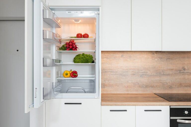 הכרת זמני האחסון המומלצים של מזונות שונים במקרר חיונית לשמירה על טריותם ומניעת מחלות הנישאות במזון.