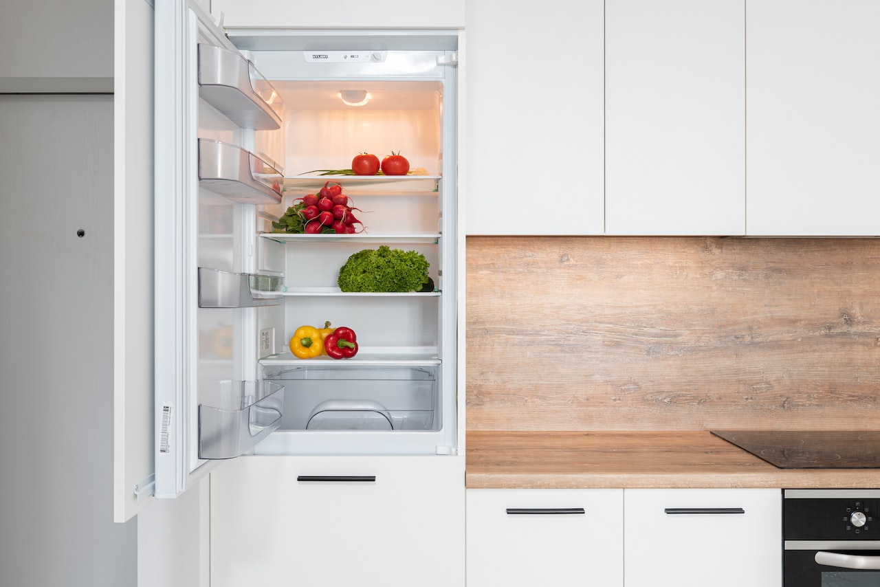 הכרת זמני האחסון המומלצים של מזונות שונים במקרר חיונית לשמירה על טריותם ומניעת מחלות הנישאות במזון.
