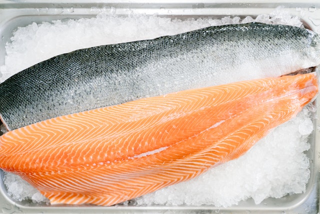 הקפאת דגים טריים יכולה לשמר את טעמו לתקופה ממושכת, בדרך כלל עד שלושה חודשים, ללא אובדן משמעותי בטעם.