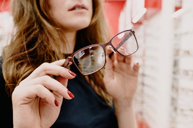 מה שאתה צריך לדעת לפני הסרת משקפיים בלייזר - סקירה כללית